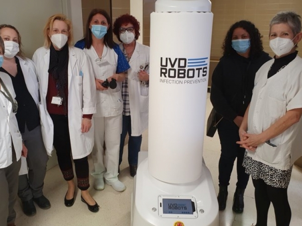 Cinc hospitals catalans reben un robot per desinfectar les habitacions de coronavirus