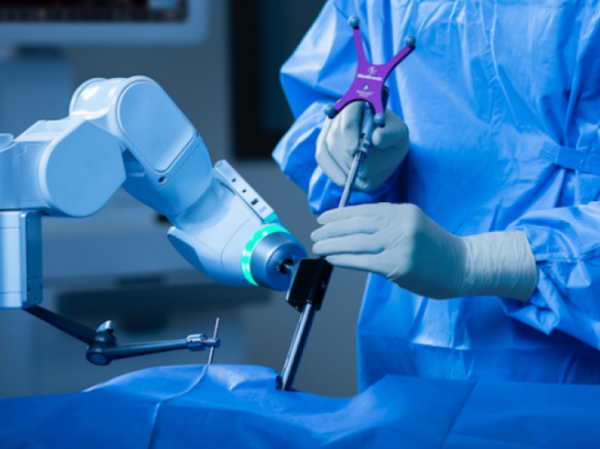 Arriba a Catalunya el primer robot quirúrgic de columna vertebral de l'Estat